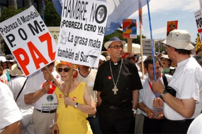 El obispo de Calahorra, durante la marcha en Madrid, convocada por más de 1.000 organizaciones no gubernamentales.