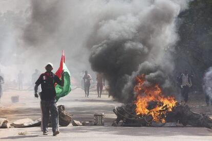 Una imatge d'aquest divendres dels aldarulls a Ouagadougou, la capital del país.