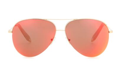 Gafas de aviador

Victoria Beckham tiñe las lentes de varios colores en última propuesta. Entre ellas, en tono rojo (395 euros).