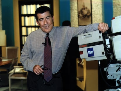 Fernando Sánchez Dragó, en los estudios de TVE cuando dirigía y presentaba el programa 'Negro sobre blanco'.