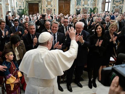 Papa Francisco saúda um grupo de parlamentares em Marselha