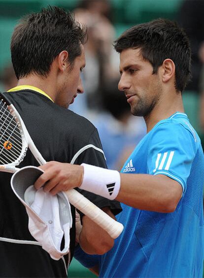 Stakhovsky (izquierda) y Djokovic se saludan tras el partido.