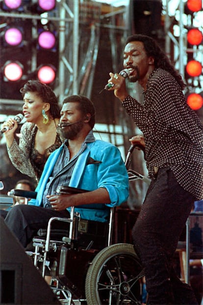 Teddy Pendergrass (en silla de ruedas) en una imagen de archivo