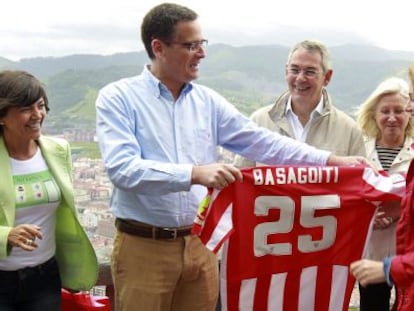 Antonio Basagoiti recibe de sus compañeros de partido una camiseta de Athletic como regalo de despedida.