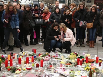 Memorial para as vítimas dos atentados de Bruxelas na Praça da Bolsa.