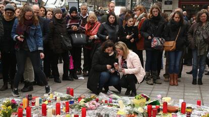 Memorial para as vítimas dos atentados de Bruxelas na Praça da Bolsa.