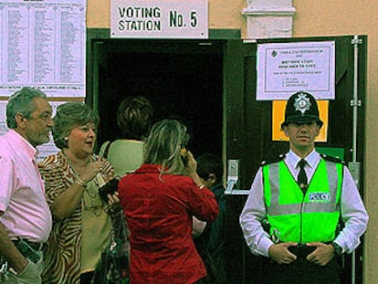 Votaciones en un colegio electoral de Gibraltar.