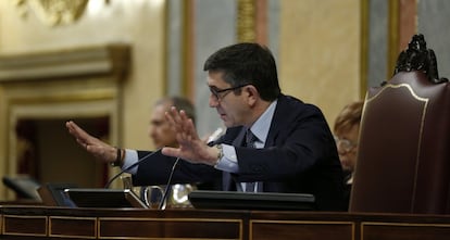 Patxi Lpez modera la sesin de tarde en el Congreso.