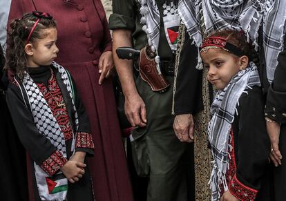 Una niña palestina observa el arma de un hombre durante una manifestación en protesta por los compatriotas detenidos en prisiones israelíes, este lunes en las oficinas de la Cruz Roja, en la ciudad de Gaza (Gaza y Cisjordania). Según informes de grupos de activistas, a finales de enero de 2019 Israel contaba con 5.298 palestinos presos en sus cárceles. 