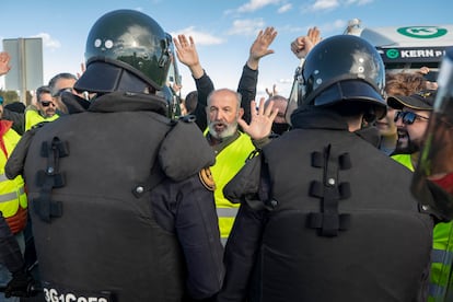 Alrededor de cuarenta antidisturbios han disuelto, poco después de las diez de la mañana de este sábado, la concentración de un centenar de agricultores que se había establecido en la autovía AP-7, en Murcia.