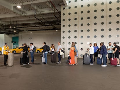Usuarios del AICM hacen fila para pedir un taxi oficial del aeropuerto, el 19 de septiembre de 2024.
