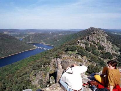 Desde el castillo de Monfragüe, del siglo XII, en Cáceres, se contempla un espacio que será declarado parque nacional en 2006. Con éste serán 14 en España.