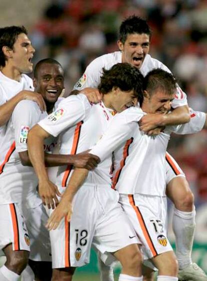 Gavilán, Miguel, Jorge López y Villa felicitan a Joaquín por su gol.