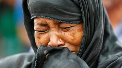 Un familiar de una de las víctimas del colapso del edificio Plaza Rana de 2013 se lamenta durante el cuarto aniversario del suceso, en Daka, capital de Bangladés.