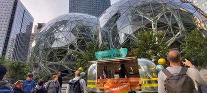 Caravana para el reparto gratuito de plátanos junto a la sede central de Amazon en Seattle a principios de mayo.