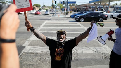 Un hombre celebra el veredicto del 'caso Floyd' en las calles de Los Ángeles, California, este martes.