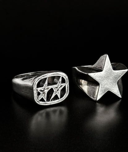 Dos anillos de la marca que ha arrasado con los veinteañeros. Justin Bieber, Dua Lipa, Manu Ríos y Jaden Smith están entre algunos de sus clientes