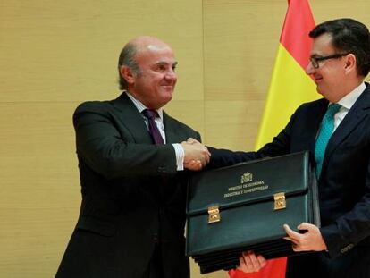 Luis de Guindos y Román Escolano, en la toma de posesión del segundo como ministro de Economía.