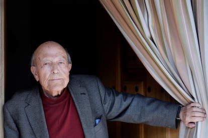 El escritor José Jiménez Lozano, en su casa de Alcazarén (Valladolid) en 2017.