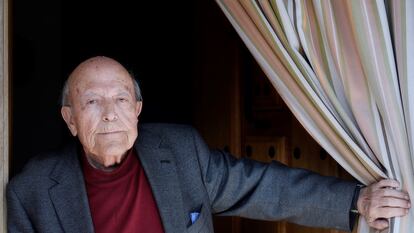 El escritor José Jiménez Lozano, en su casa de Alcazarén (Valladolid) en 2017.