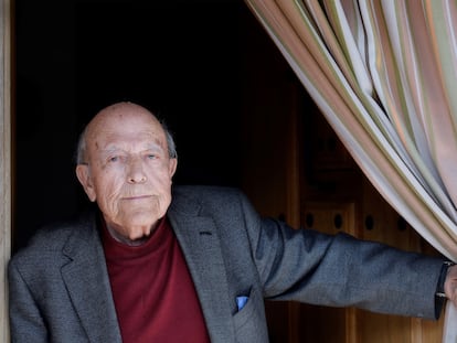 El escritor José Jiménez Lozano, en su casa de Alcazarén (Valladolid) en 2017.