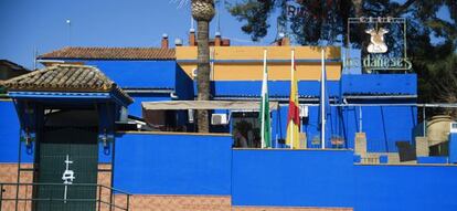 Fachada del club de alterne Los Daneses, clausurado por la policía en Camas (Sevilla).