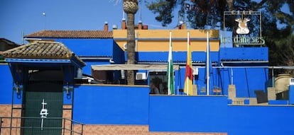 Fachada del club de alterne Los Daneses, clausurado por la policía en Camas (Sevilla).