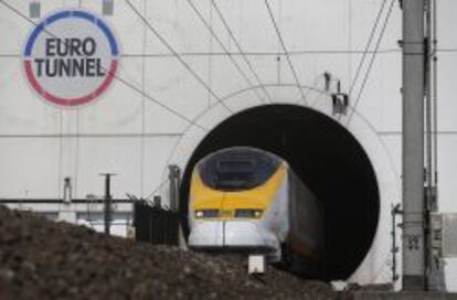 Un tren de los ferrocarriles franceses sale del Eurotunnel.