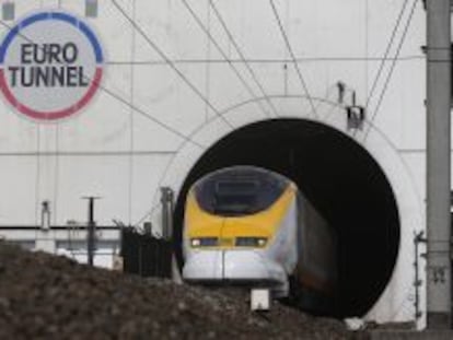Un tren de los ferrocarriles franceses sale del Eurotunnel.
