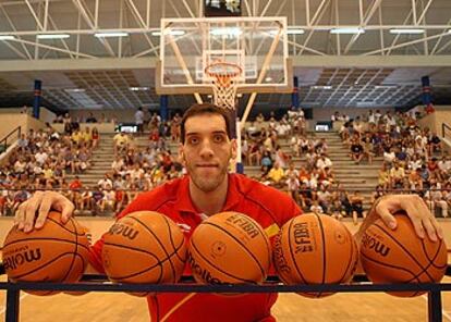 El jugador Roberto Dueñas, en el pabellón Bahía Sur.