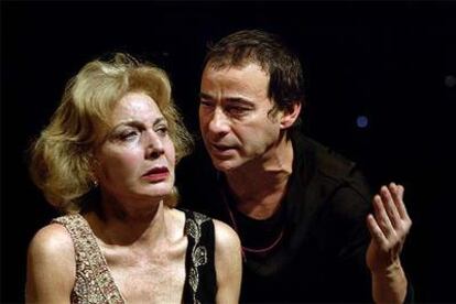 Marisa Paredes y Eduard Fernández, en 'Hamlet', dirigida por Lluís Pasqual.