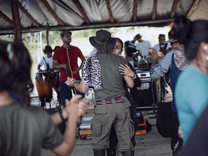 Una pareja baila en un asentamiento de las FARC en Mecaya, en la regi&oacute;n de Putumayo (Colombia).