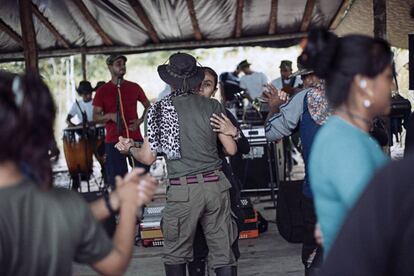 Una pareja baila en un asentamiento de las FARC en Mecaya, en la región de Putumayo (Colombia).