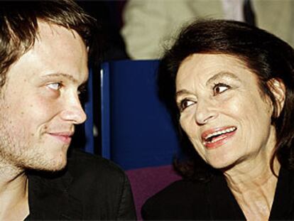 La actriz Anouk Aimée y el actor alemán August Diiehl