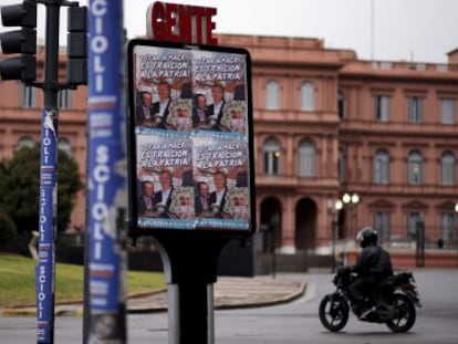 Cartazes contra o candidato Macri e a favor de Scioli em frente a Casa Rosada, em Buenos Aires.  