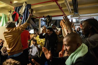 Los migrantes rescatados en el 'Sea Watch 3' celebran la decisión de Malta de permitir su desembarco.