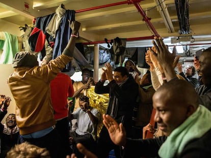 Los migrantes rescatados en el 'Sea Watch 3' celebran la decisión de Malta de permitir su desembarco.