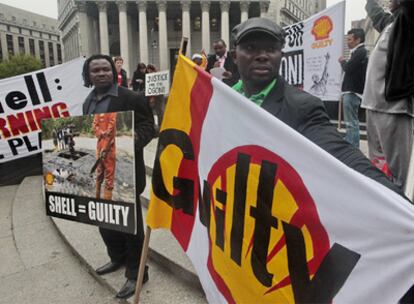 Manifestación de ogonis contra la petrolera Shell el pasado mayo en Nueva York.