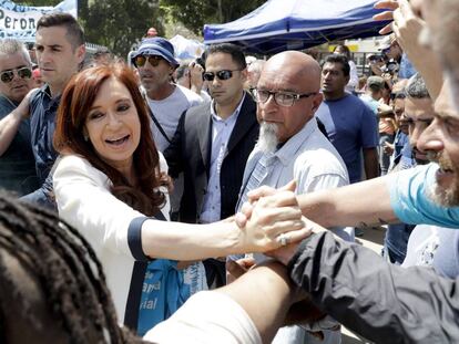 Cristina Fernández de Kirchner saluda a sus seguidores a la salida de los tribunales federales de Buenos Aires.