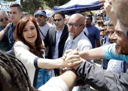 Cristina Fernández de Kirchner saluda a sus seguidores a la salida de los tribunales federales de Buenos Aires.