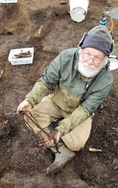 Rick Knecht, de la Universidad de Aberdeen, con uno de los arneses descubiertos en Nunalleq (Alaska).