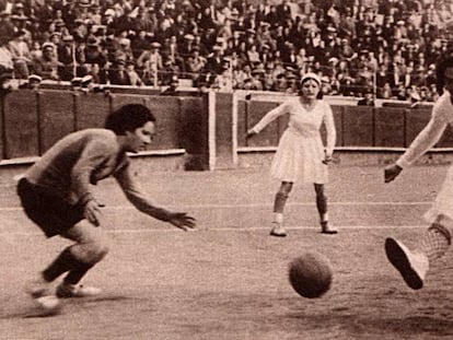 Fotografía publicada en 'Crónica' sobre el partido del Valencia CF y el España CF, celebrado en Barcelona en 1931.