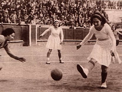 Fotografía publicada en 'Crónica' sobre el partido del Valencia CF y el España CF, celebrado en Barcelona en 1931.