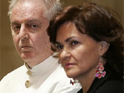 Daniel Barenboim y Carmen Calvo, en el Ayuntamiento de Madrid.