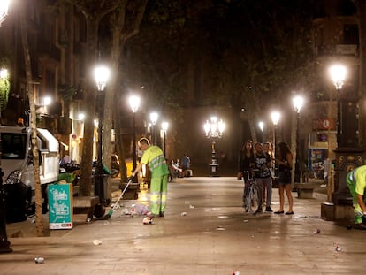 Servicios de limpieza tras las aglomeraciones y botellones el pasado 5 de septiembre en Barcelona.