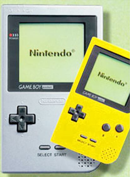 La Game Boy en su color original, gris, y en amarillo.