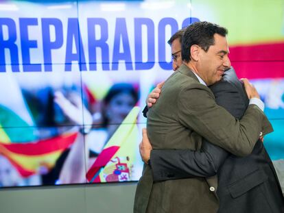 El presidente de Andalucía, Juanma Moreno (a la izquierda), posa con el presidente del Partido Porpular, Alberto Núñez Feijóo, antes de la celebración este martes de la Junta Directiva Nacional del partido en Madrid.