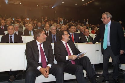 Juan Rosell, Presidente de la CEOE y Mariano Rajoy, presidente del Gobierno, saludan a Cesar Alierta, presidente de Telefónica