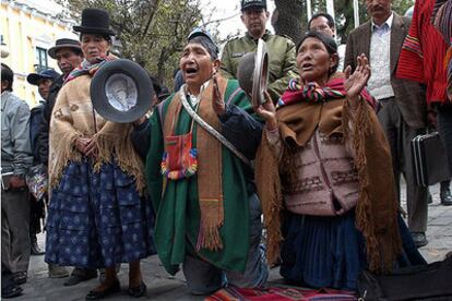 Una pareja de brujos aimara, en La Paz, invoca a las divinidades para que el Gobierno dé curso a la reforma petrolera.
