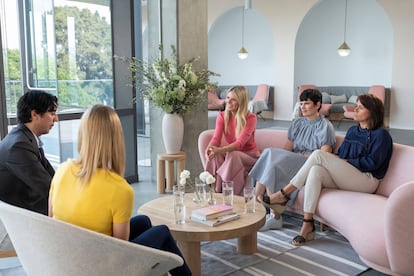 Gwyneth Paltrow, con varios expertos durante la grabación de un programa sobre Goop para Netflix, emitido en enero de 2020.